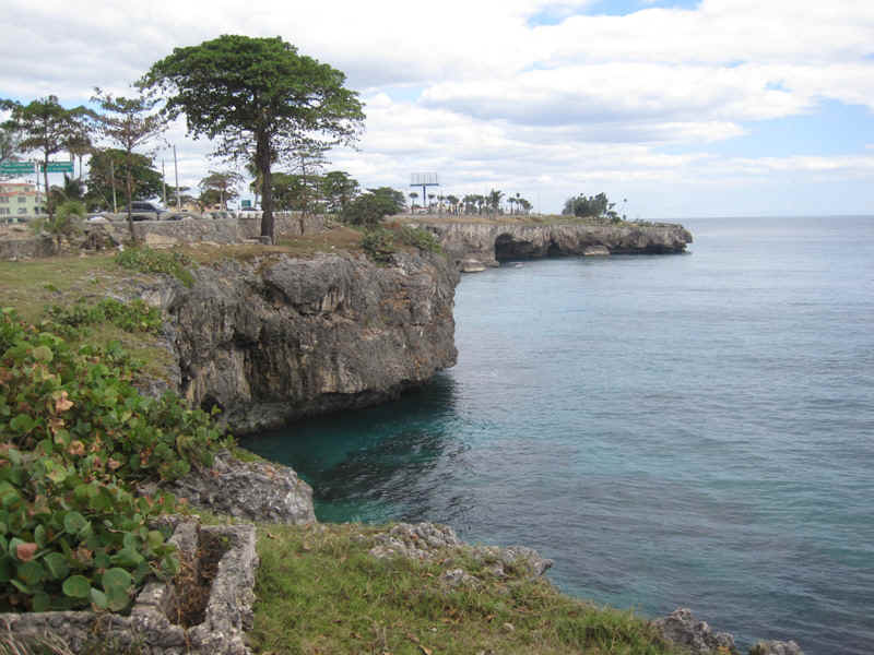 Sea shore at Santo Domingo area.jpg (233839 bytes)