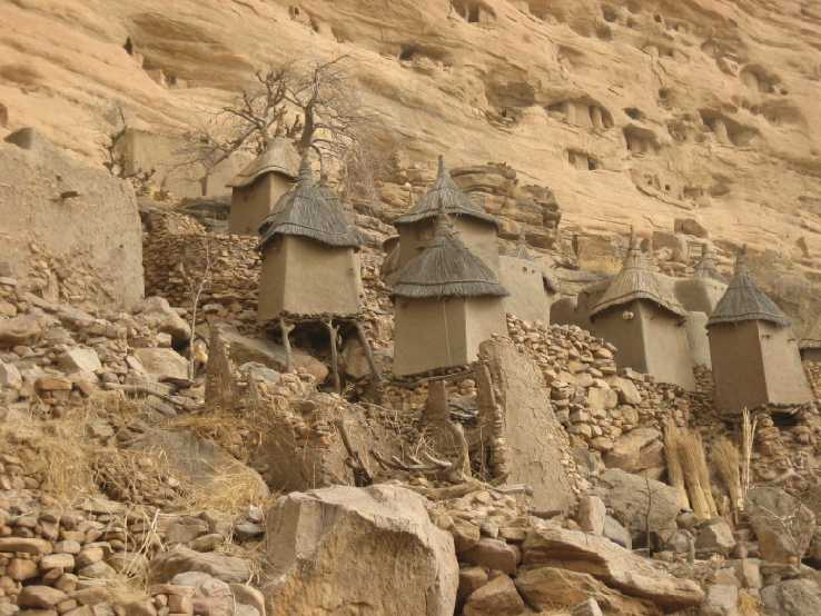 Dogon village_6_1.jpg (58933 bytes)