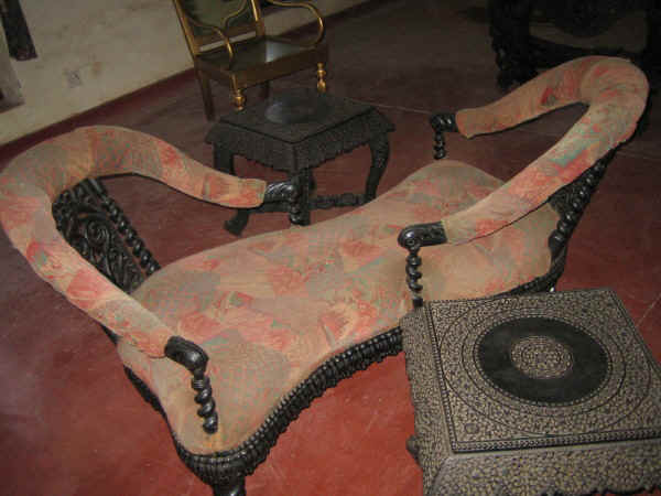 Zanzibar Sultan love chair_1.jpg (95503 bytes)