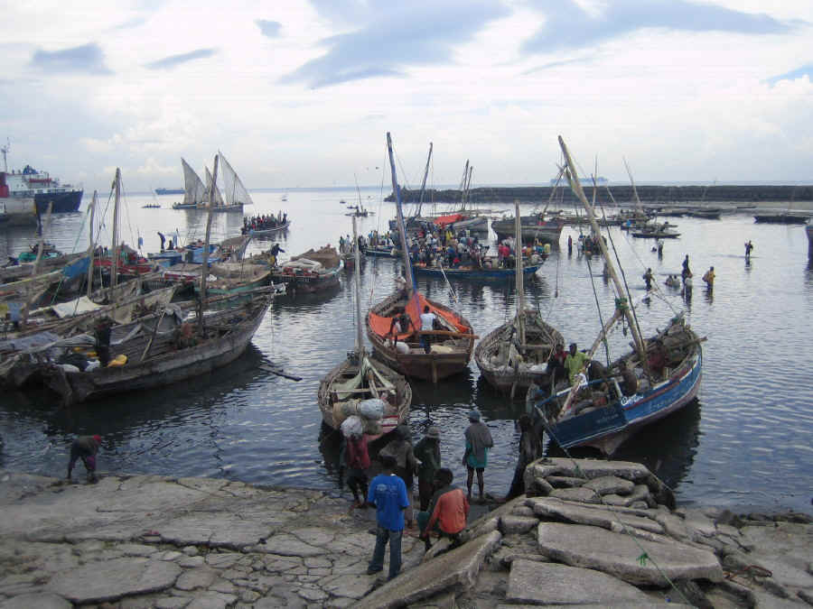 Zanzibar port_1.jpg (204473 bytes)