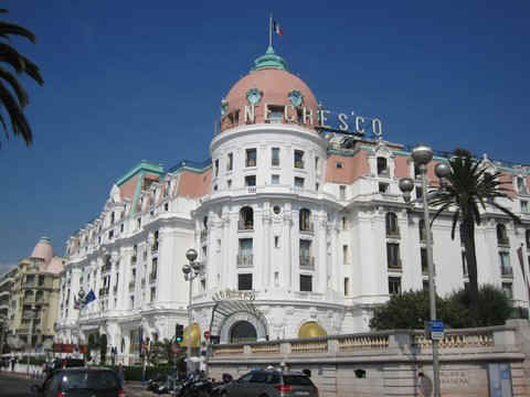 Symbol of Nice, Negresco hotel.JPG (50993 bytes)