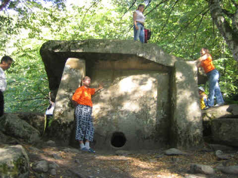 dolmen.jpg (97620 bytes)