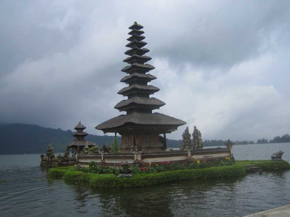 Bali_1_2_1.jpg (41584 bytes)