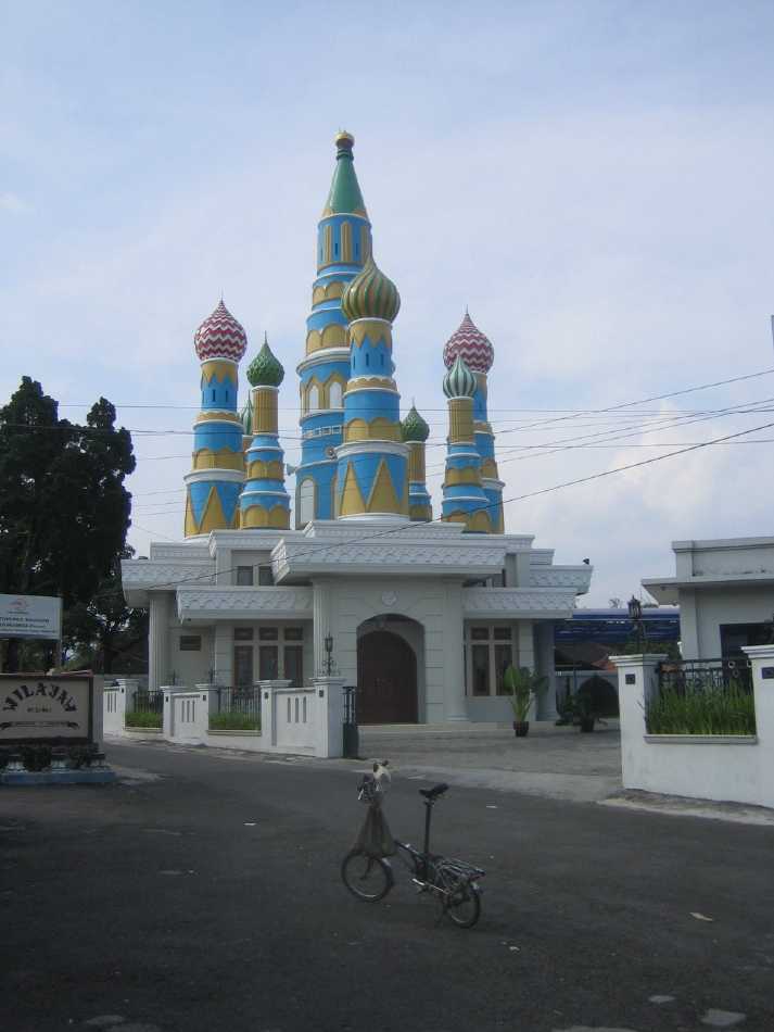Mosque_10_2_1.jpg (42955 bytes)