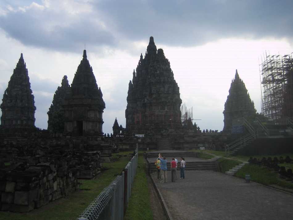 Prambanan_11_2_1.jpg (42584 bytes)