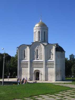 St Dmitry Cathedral Vladimir.jpg (11116 bytes)