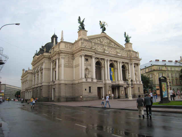 Lvov_opera.jpg (87231 bytes)